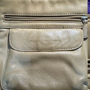 Stone Mountain Purse Crossbody Bag Tan Magnetic Close Pocket Zip 8x8 Strap 20